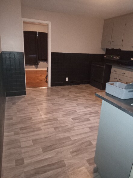 Building Photo - 385 Saxton St