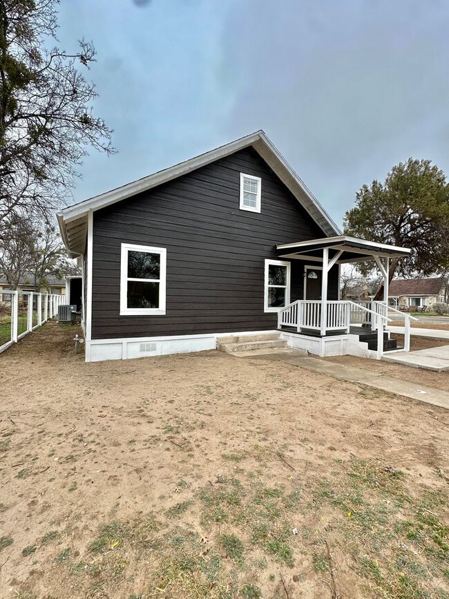 Building Photo - COMING MAY 2026!!! - Fully Remodeled 3-Bedroom Home w/ Bonus Room!!