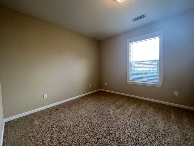 Building Photo - Charming 3 bed 2 bath home with oversized 2 car garage in Humboldt Hill