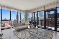 Building Photo - 829 N Clark St