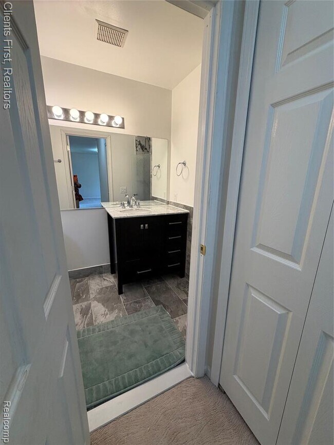 Building Photo - 7043 Foxridge Dr