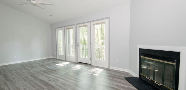 Large Living Room with Natural Light - 1311 Park Glen Dr