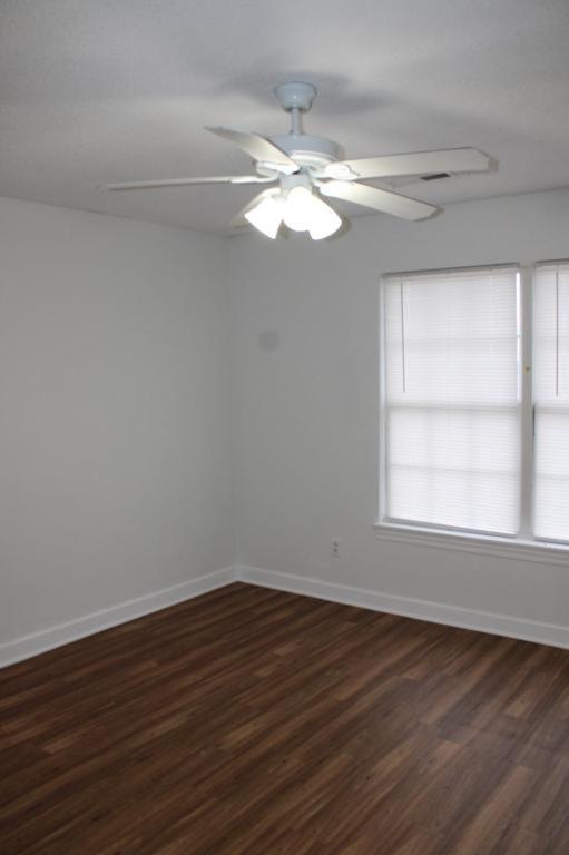 Building Photo - 900 SW Peach Tree Ln