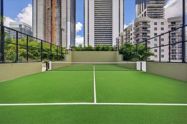 Building Photo - 700 NE 24th St