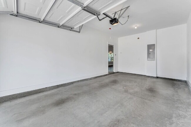 Building Photo - Elegant 3 Bed / 2.5 Bath Luxury Townhome + Bonus Room in Indigo Pointe with Main-Level Primary Su...