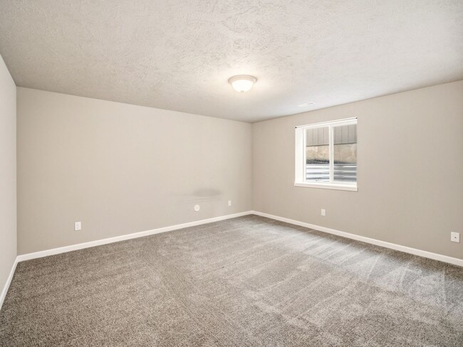 Building Photo - Spacious 5-Bedroom Home with Private Yard & Parking in Spokane