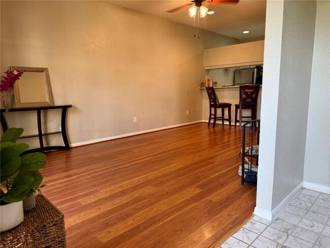 Building Photo - Beautiful 2 bedroom 1 bath condo
