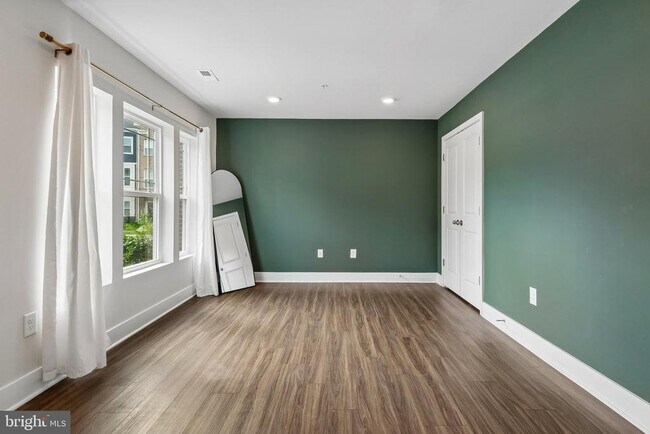 Building Photo - 6941 Waterbury Pl