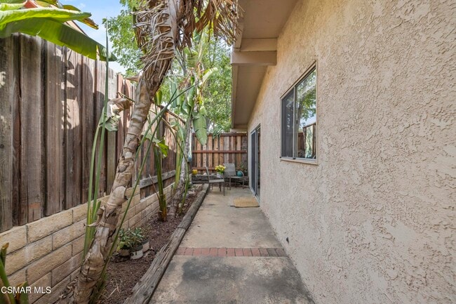 Building Photo - 865 W Hillcrest Dr