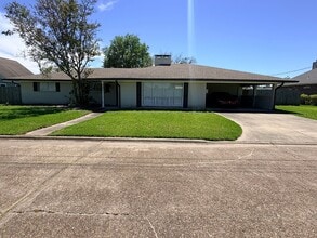 Building Photo - 901 Fair Oaks Ln