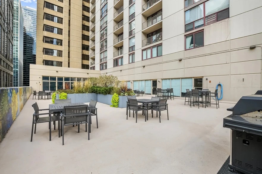 Building Photo - 200 N Dearborn St