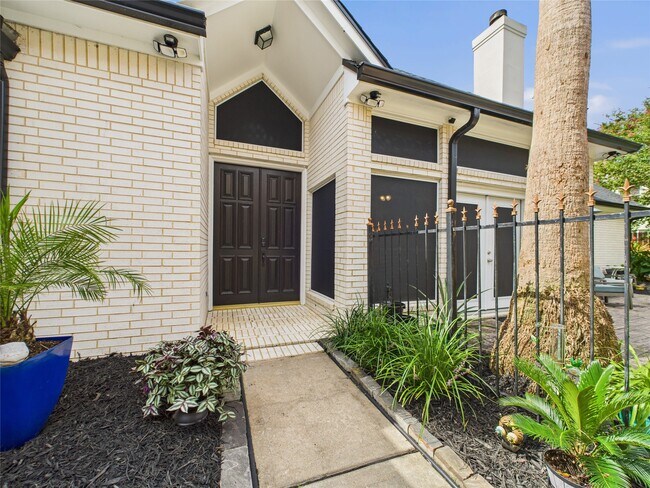 Building Photo - 203 Las Brisas St