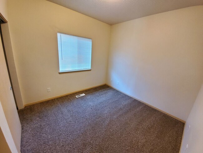 Building Photo - Small Dogs Welcome! 3 Bedroom, 2 Bathroom ...