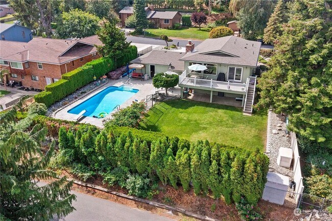 Building Photo - Luxury Home with Views, Maintained Pool and Yard. 5Bed, 3 Bath Great Location