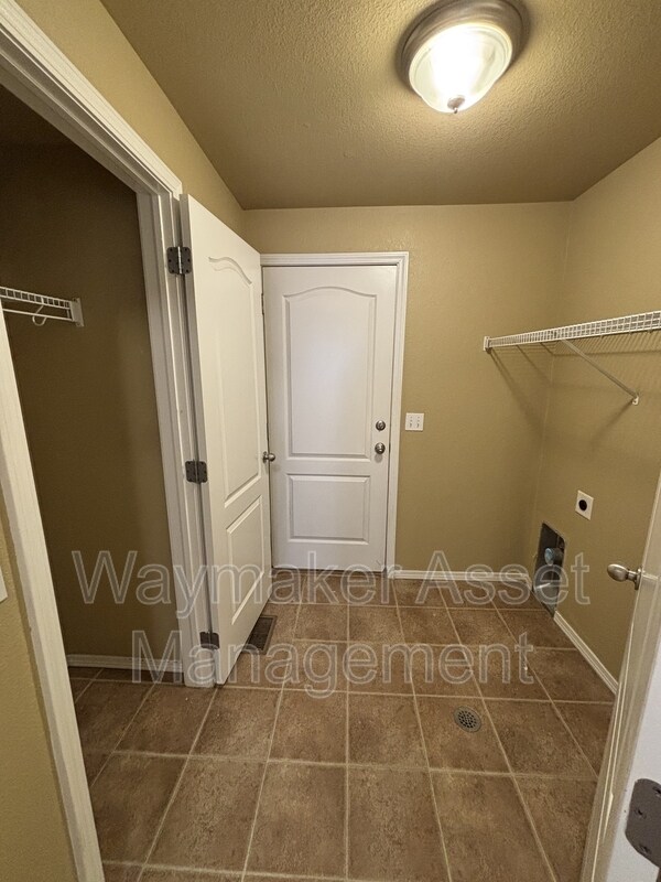 Building Photo - 6594 Silverwind Cir