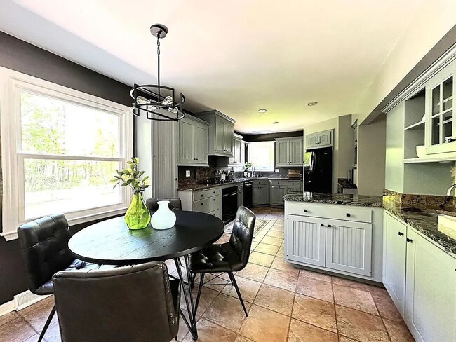 Building Photo - 340 Crescent Ln