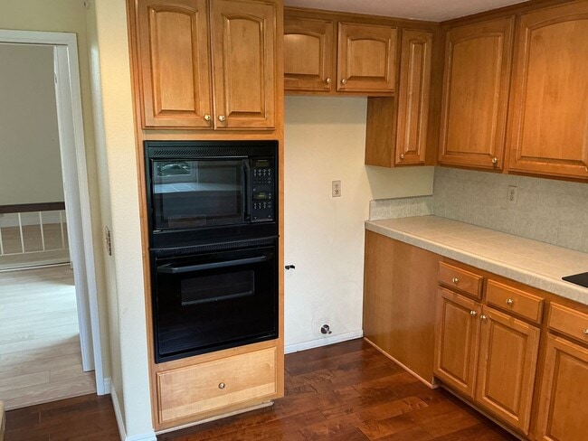 Building Photo - Charming 4 Bedroom 2 Bath 2 Story Home in ...