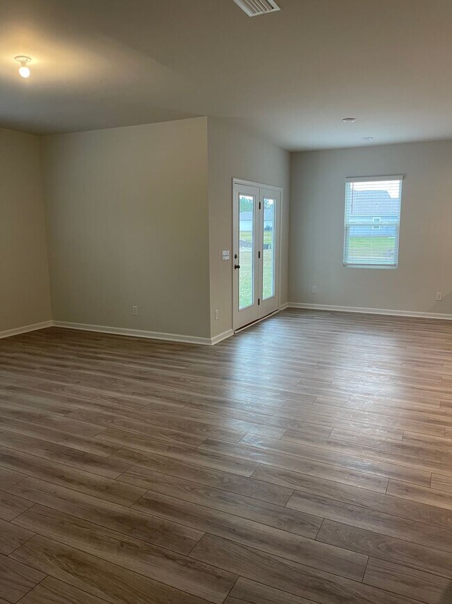 Building Photo - 4 bed 2 bath home in Heartwood!