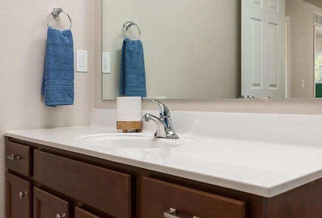 Building Photo - Newer 2000 sq ft 4 bedroom home for Lease