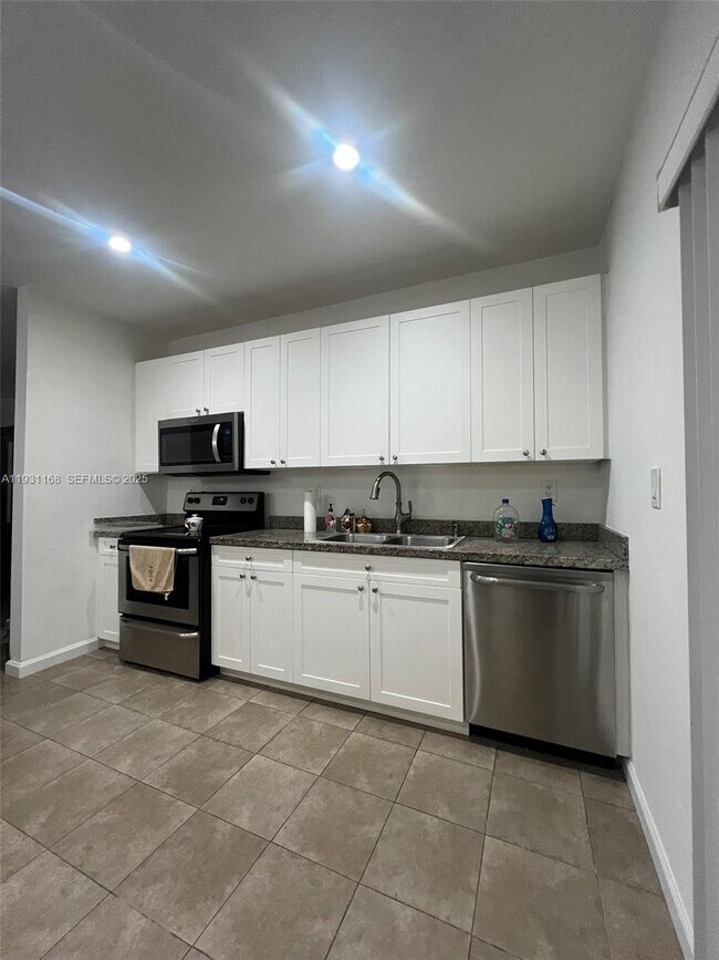 Building Photo - 9030 SW 40th Terrace