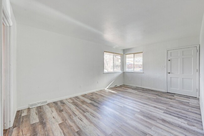 Building Photo - $1,885.00 - 4 Beds, 2 Bath, Duplex in Litt...