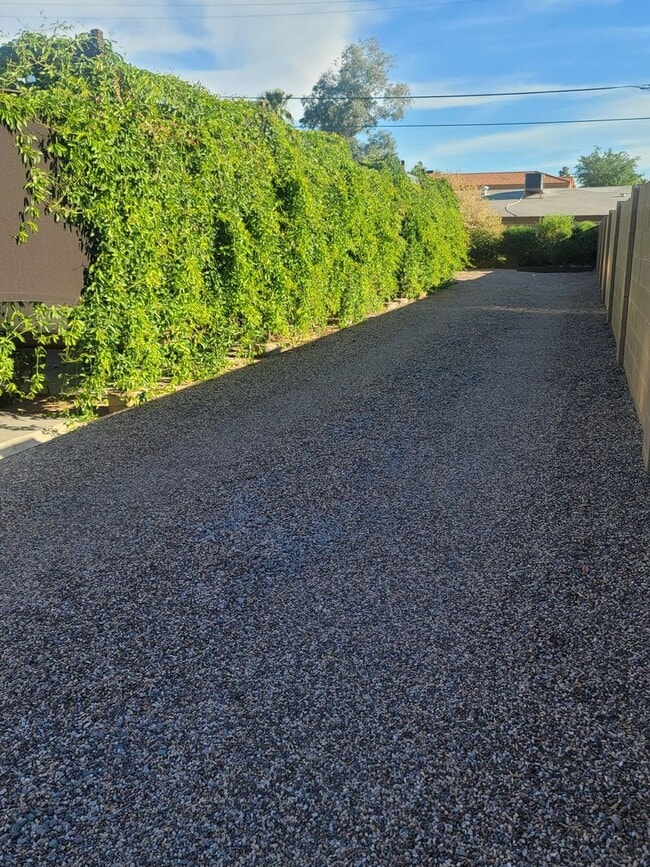 Building Photo - 4819 E Cambridge Ave