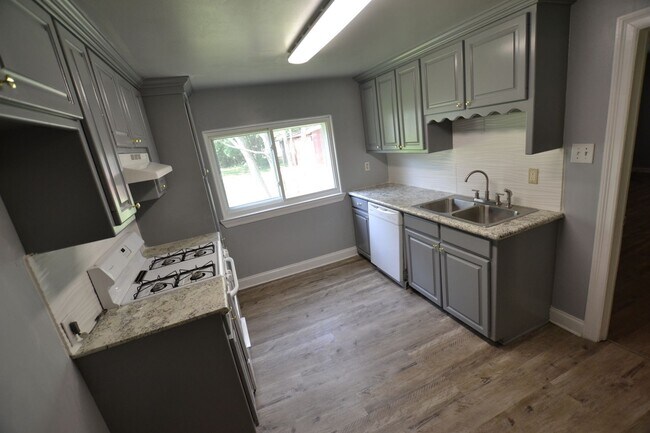 Building Photo - Updated, 3 bedroom, 2 bath home on treed lot in coveted Brownsfield Community