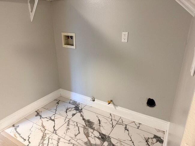 Building Photo - Newly Remodeled Home