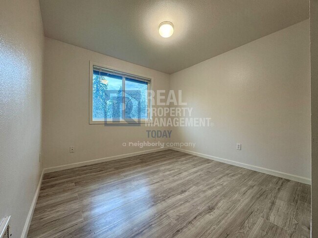 Building Photo - Spacious 3-Bedroom Townhome with Garage in Spanaway! MOVE IN SPECIAL! $250.00 OFF 2 MONTH's RENT!