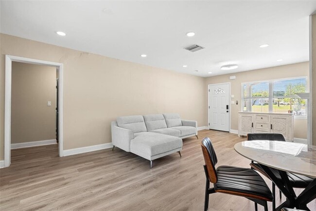 Building Photo - 611 Pinewood Dr