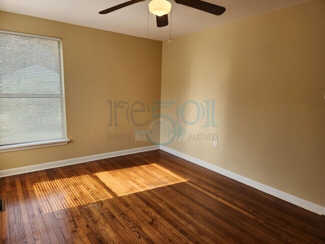 Building Photo - Great Home for UAMS Students