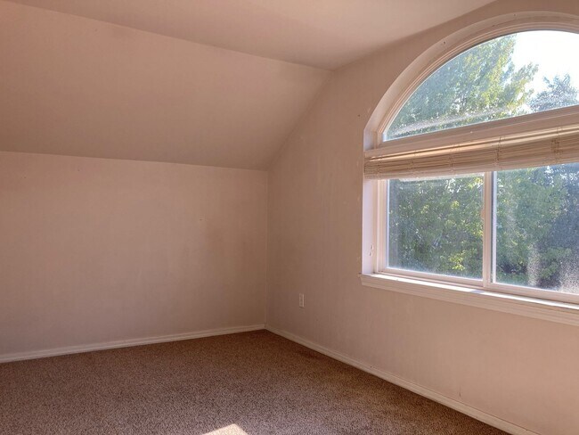 Building Photo - 2512 Daisy Dr