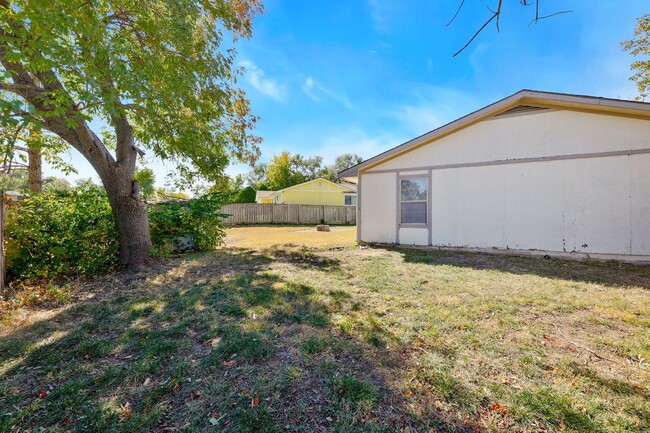 Building Photo - Great 3 bedroom 1 bathroom house that is a...