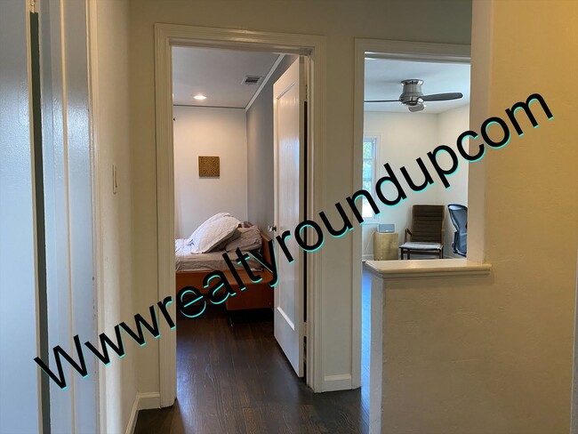 Building Photo - Three bed, Two Bath Home By UOP