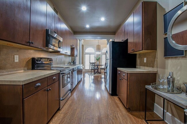 Building Photo - 612 Center St