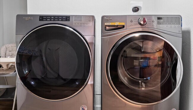 Building Photo - 2431 E Laurel St