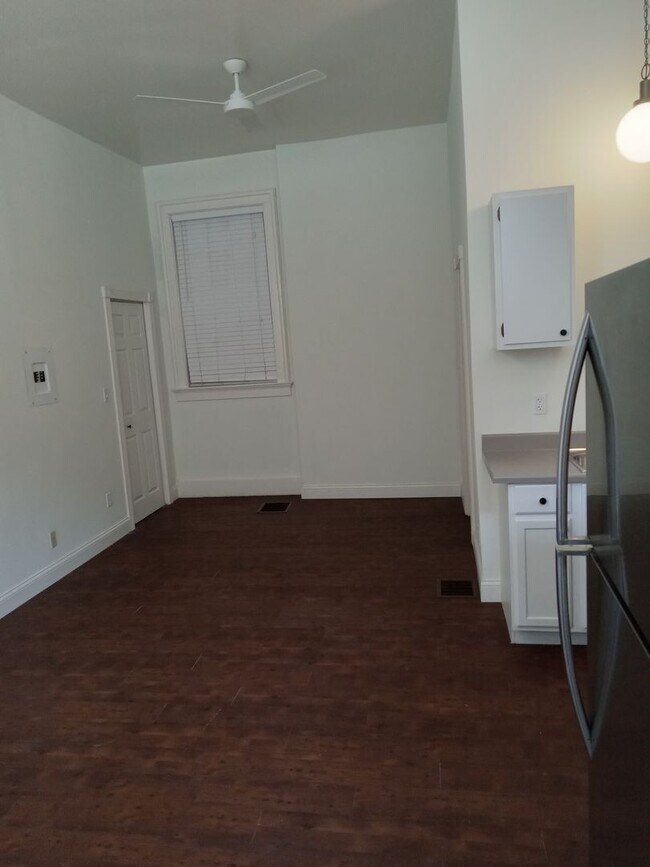 Building Photo - Newly Renovated Studio