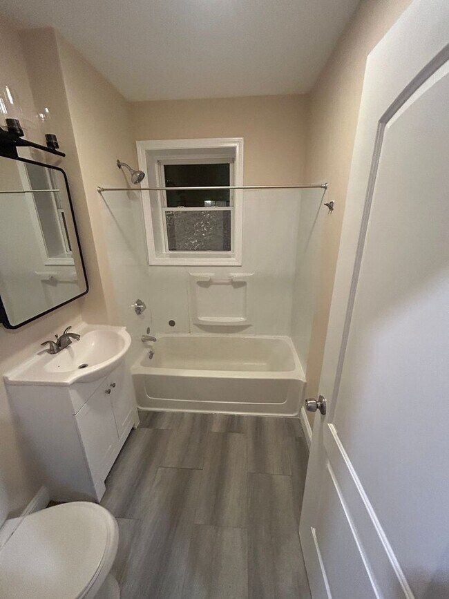 Building Photo - 1039 Main St