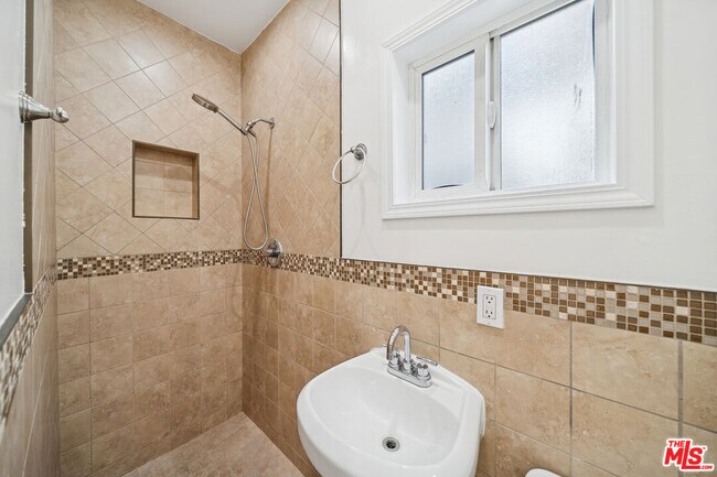 Building Photo - 6680 De Longpre Ave