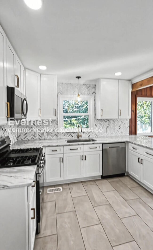 Building Photo - 3 Bed, 2 Bath Home with Fenced Yard / Pet-Friendly / Available Now!