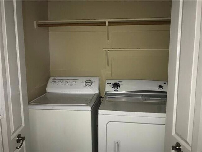 Building Photo - Great Townhome in Prime Locaton