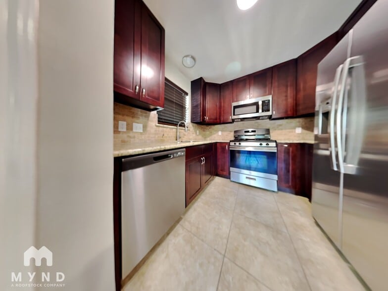 Building Photo - 102 Summer Crest Cir