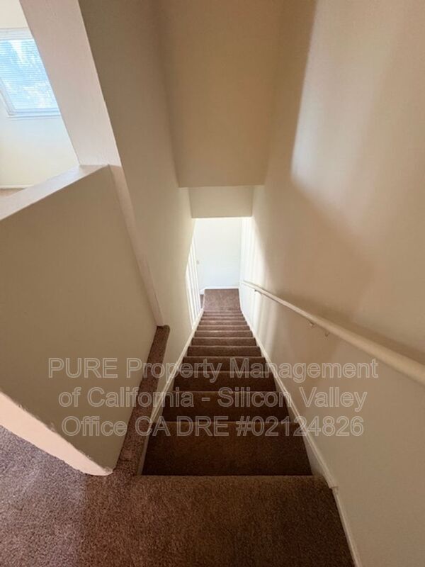 Building Photo - 998 College Dr