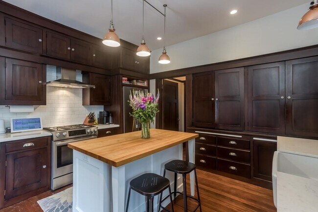 Building Photo - Charming Upgraded 2 Bedroom 2 Bath Rose Garden Home