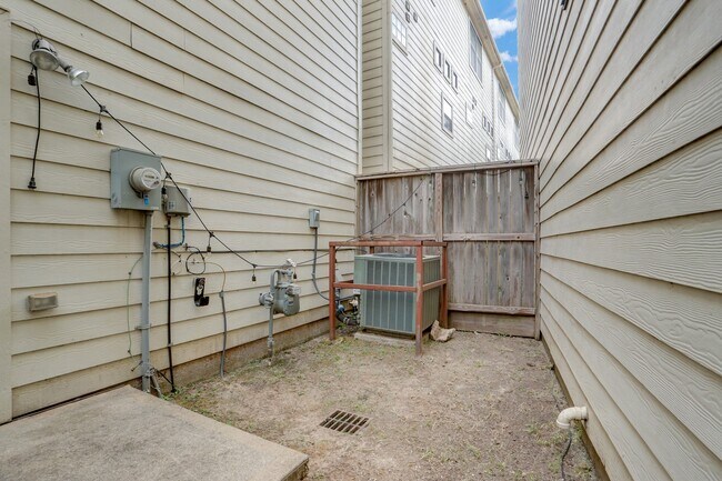 Building Photo - 7650 Springhill St