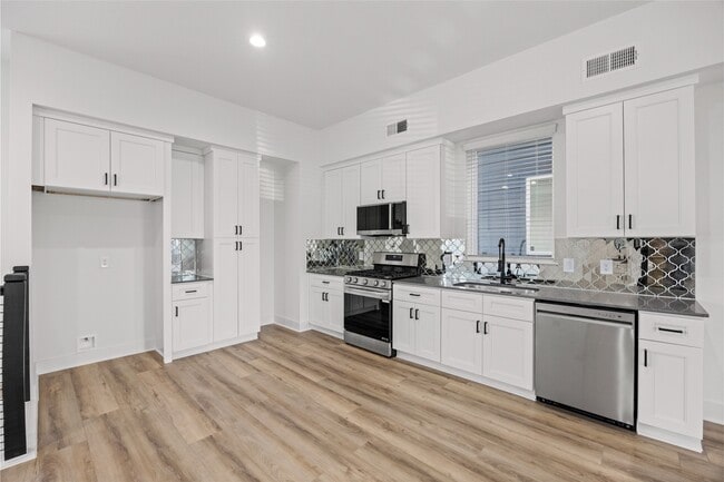 Building Photo - 14109 W Forest Dr