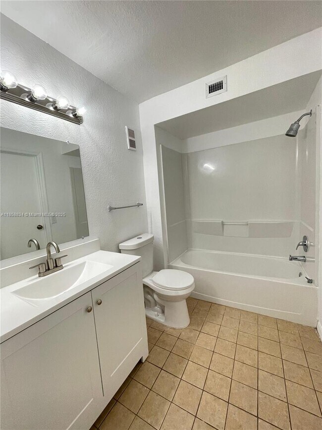 Building Photo - 12400 Vista Isles Dr