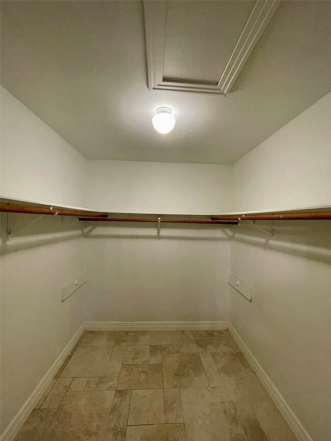 Building Photo - 2622 Olster Dr