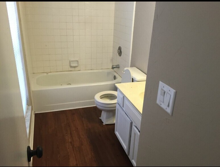 Guest Bath - 7423 Colony Cove Ln