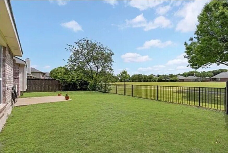 Building Photo - 1369 Royal Oaks Dr